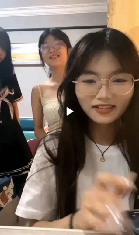 《困困兔》无广告在线观看2025高清完整版-《困困兔2》宿舍直播那些事全季-困困兔夸克网盘资源免费下载播放