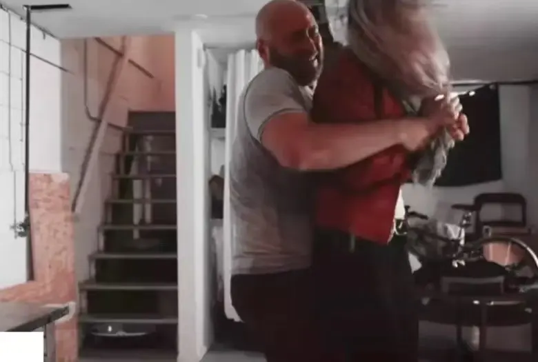 《致命逃犯》HD高清在线观看-2025美国惊悚电影《致命逃犯》完整版-阿什莉·莱恩主演无删减免费播放