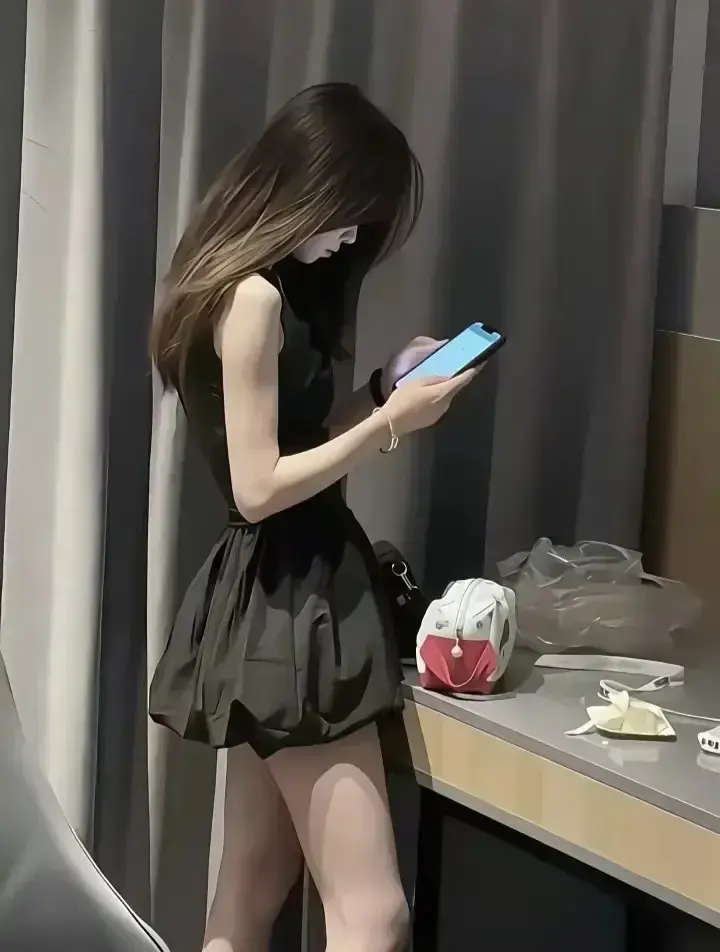 《大四学姐黑色短裙》未删减超清视频 - 学姐穿搭细节全程收录 - 全网首发极速下载资源