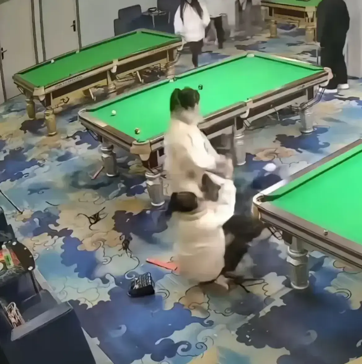 台球厅双刀姐妹冲突视频全集 - 三名女子争执事件 - 1080P高清无广告流畅播放